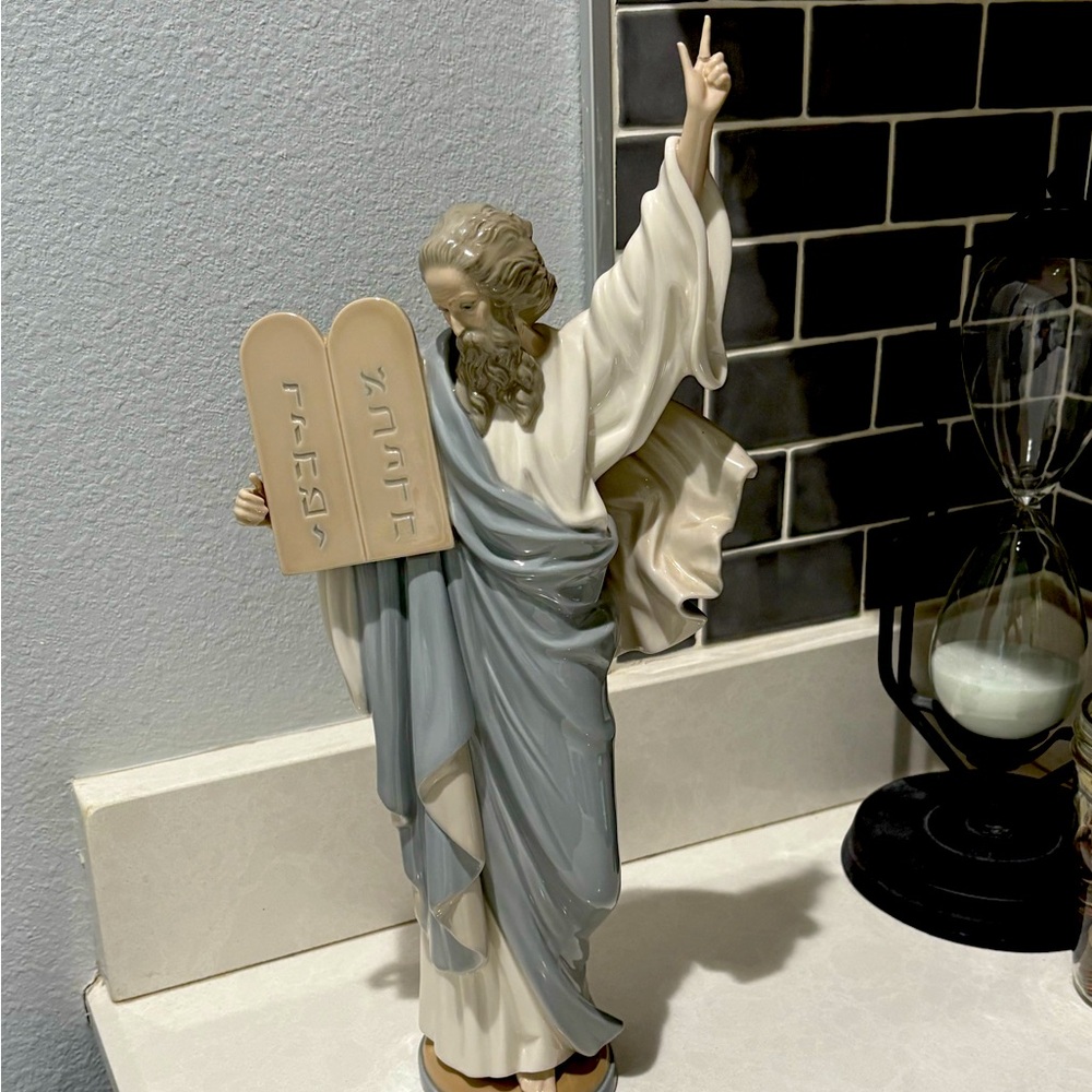 Llardo Moses 10 Commandments